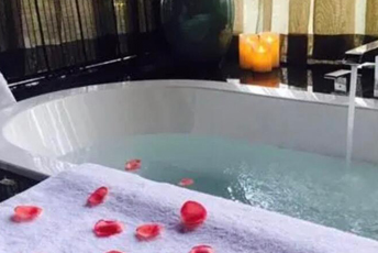 三亚水疗池中的失重冥想：当身体学会漂浮